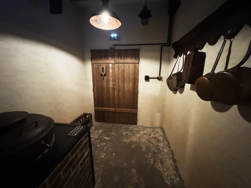 Un décors avec mur en chaux et porte en bois d'un celier d'une maison normande sous occupation