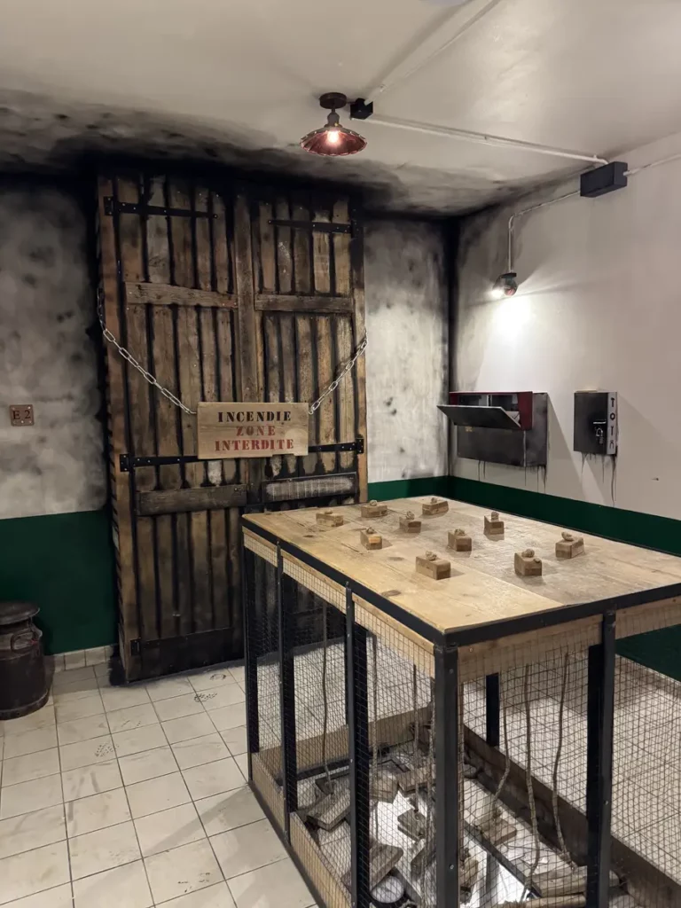Un décor d'une usine qui prend feu