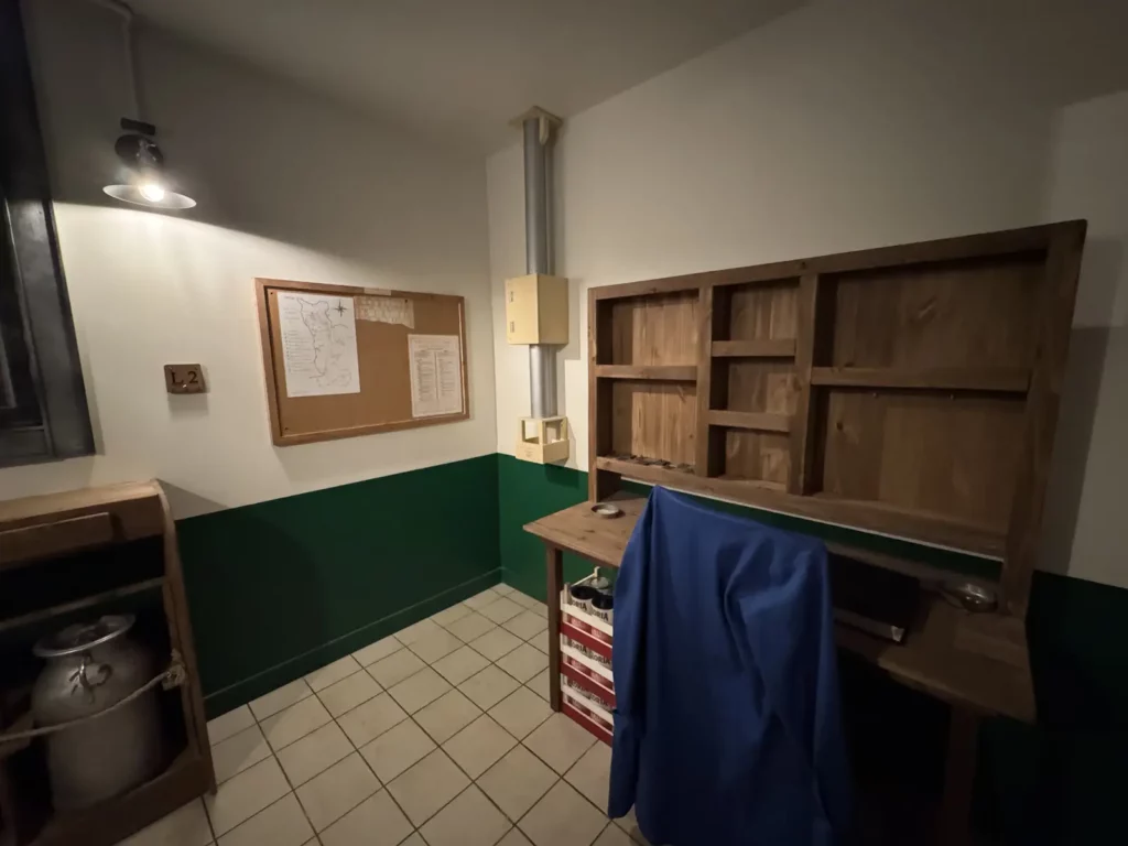 Bureau aménagé dans un décor d’usine pour exposition immersive
