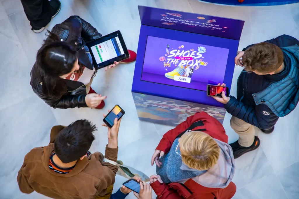 Borne interactive dans un magasin de baskets