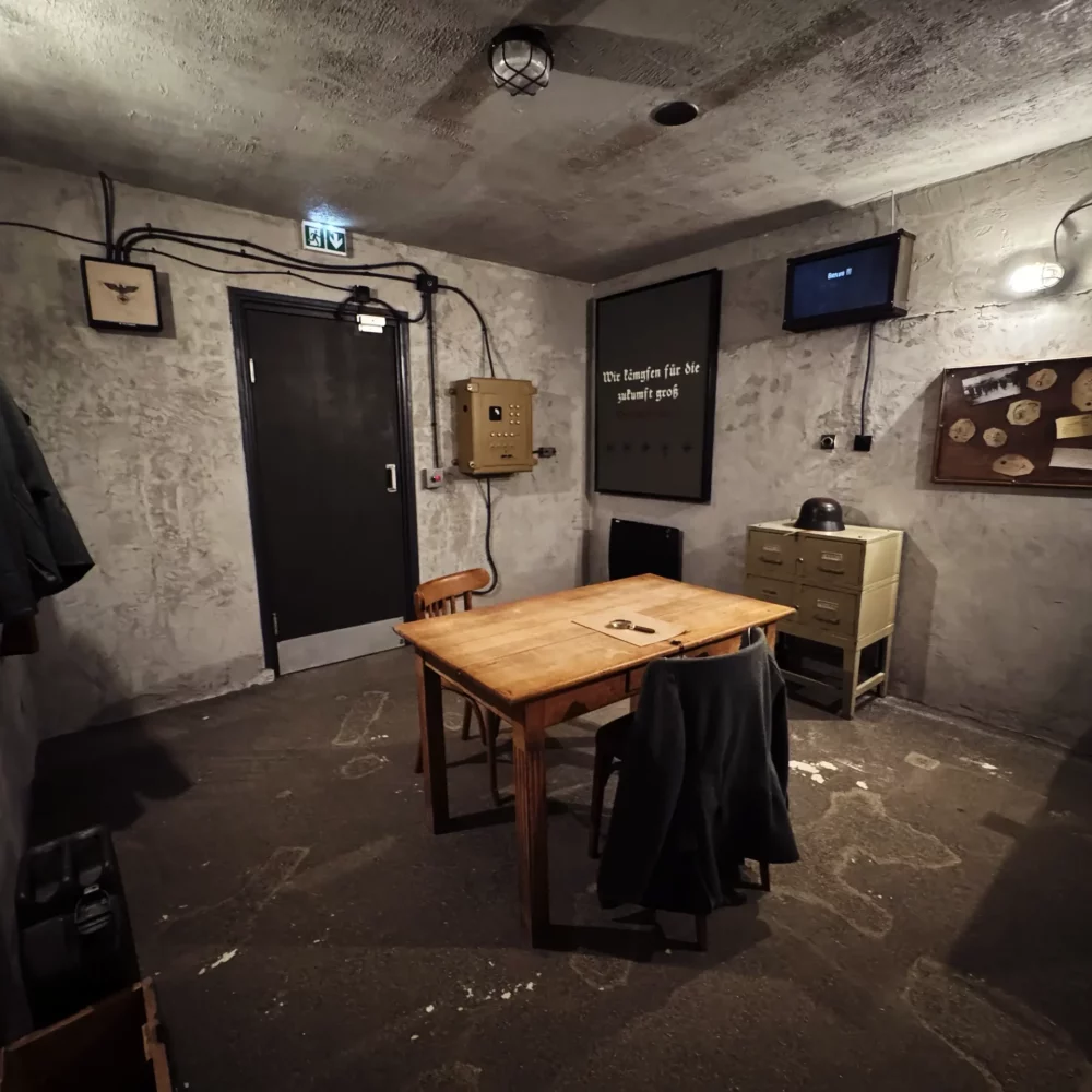 Un décor de bunker sur le thème de la batterie de Merville