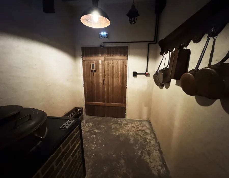 Décor de celier Un décors avec mur en chaux et porte en bois d'un celier d'une maison normande sous occupation