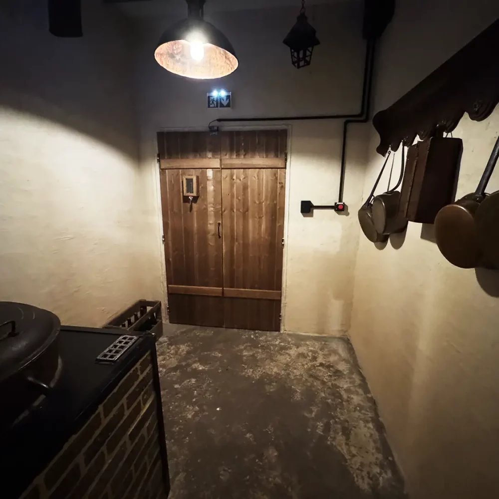 Un décors avec mur en chaux et porte en bois d'un celier d'une maison normande sous occupation