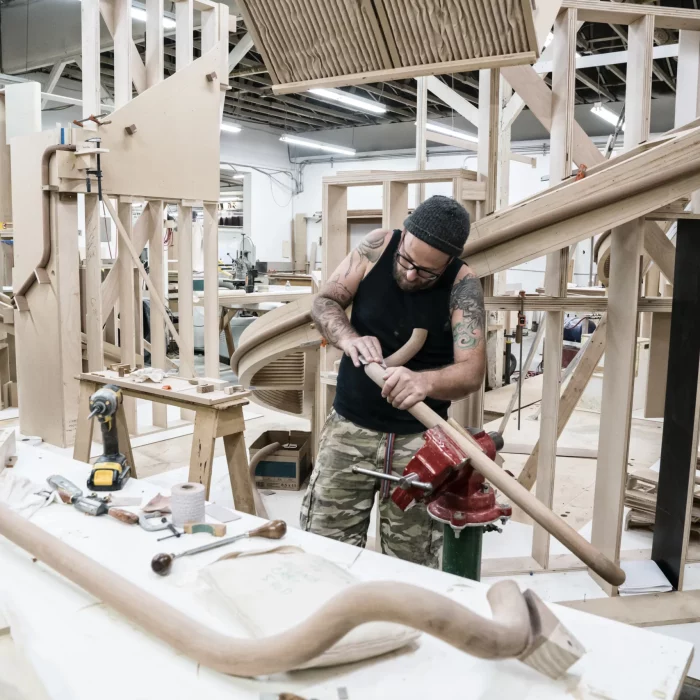 Un menuisier Un menuisier travaille les décors pour une exposition future dans un musée