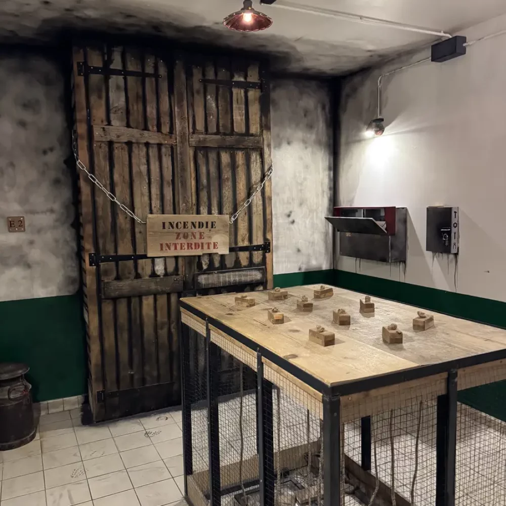Un décor d'une usine qui prend feu