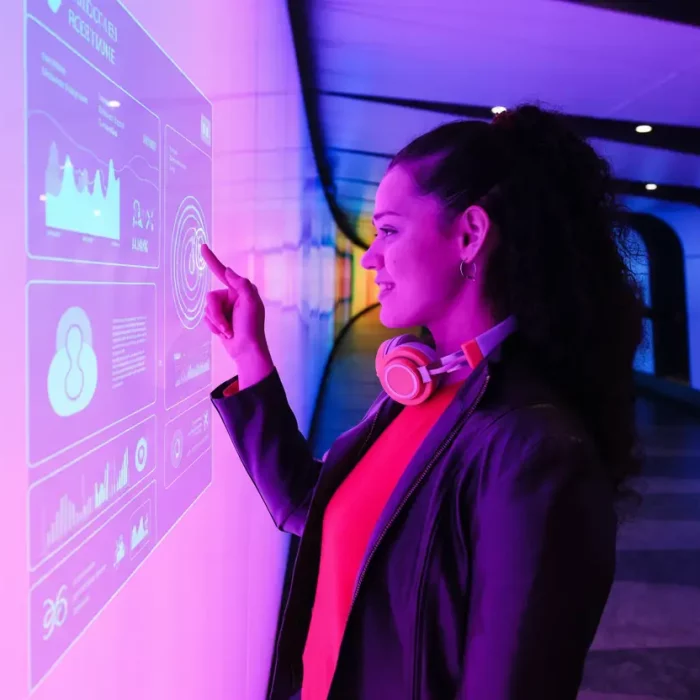 interactif woman Une femme touche un écran interactif dans un musée