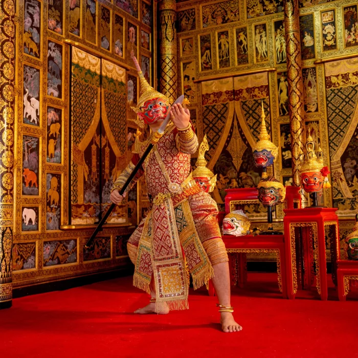 spectacle vivant Un danseur dans un décors thaïlandais pendant une représentation